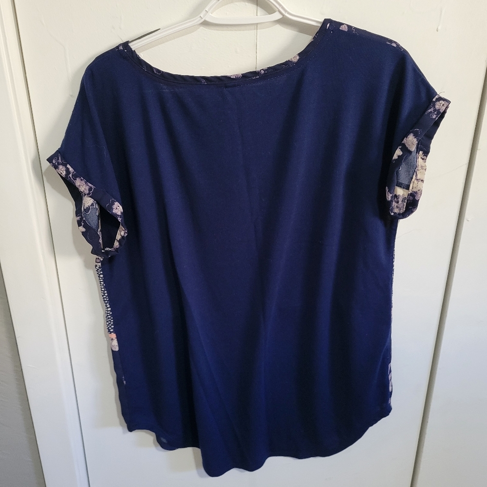 Xhilaration Floral Navy and Cream Women's Top - Picture 3 of 4